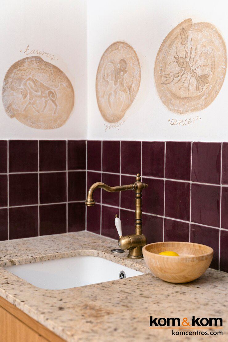 Cocina cl&aacute;sica con azulejos de color vino